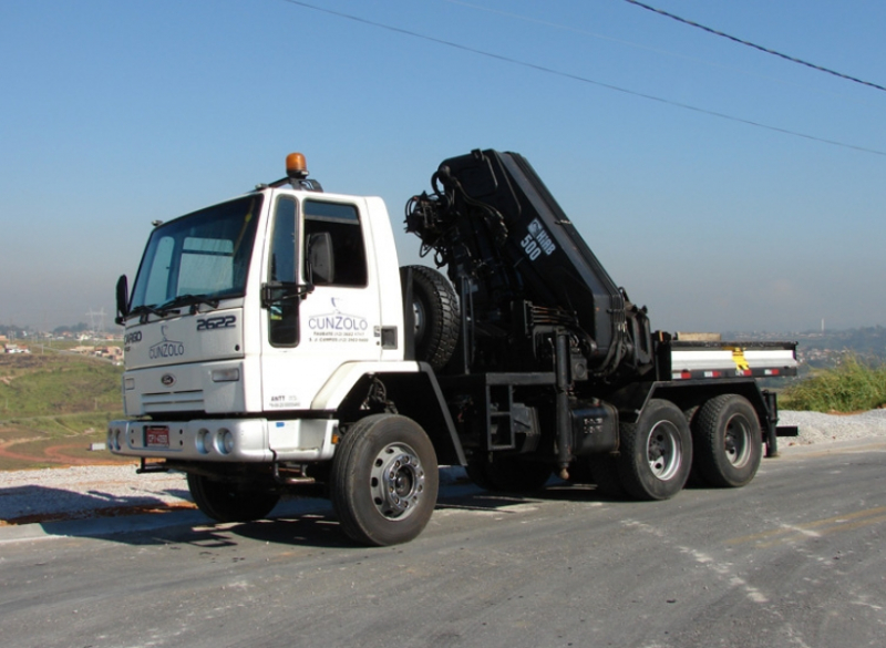 Guindaste Articulado HIAB 500-3 Guindaste articulado com capacidade total do equipamento de 18.000 kg, chegando a uma altura máxima de 21 metros e pesando 23.000 kg