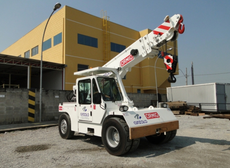 Guindaste Industrial Ormig 16TM O Guindaste Industrial Ormig 16TM é o equipamento ideal para atividades de remoção industrial, onde há restrições de espaço e com necessidade de carregamento de grandes cargas. Sua mais importante característica é a capacidade de se locomover com peça içada.