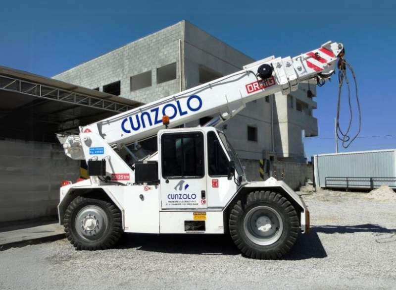 Guindaste Industrial Ormig 20/25 TM Guindaste Industrial Ormig 20/25 TM é o equipamento ideal para remoções industriais e movimentação de cargas. Possui eixos direcionais traseiros e se locomove com a carga içada (suspensa) sobre pneus.