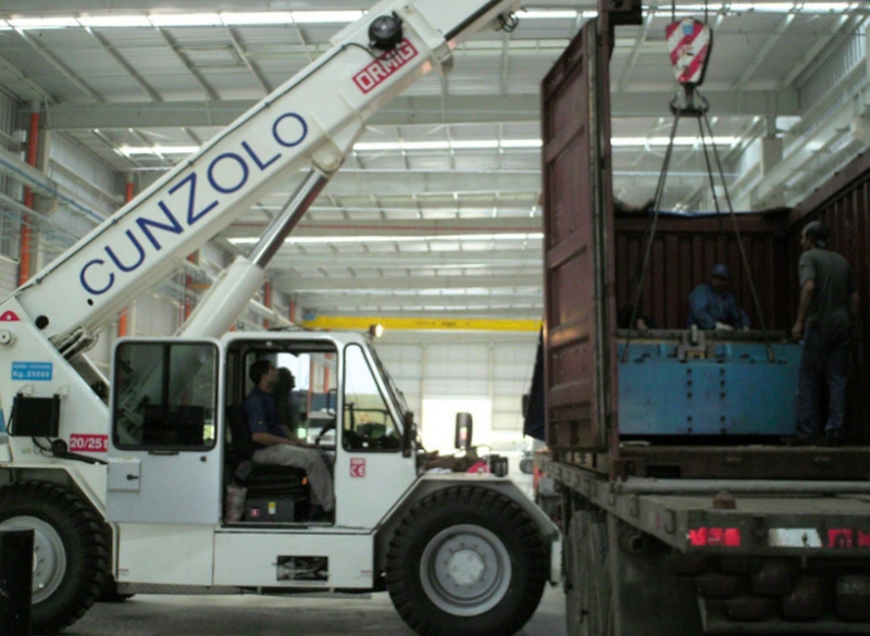 Guindaste Industrial Ormig 20/25 TM Guindaste Industrial Ormig 20/25 TM é o equipamento ideal para remoções industriais e movimentação de cargas. Possui eixos direcionais traseiros e se locomove com a carga içada (suspensa) sobre pneus.