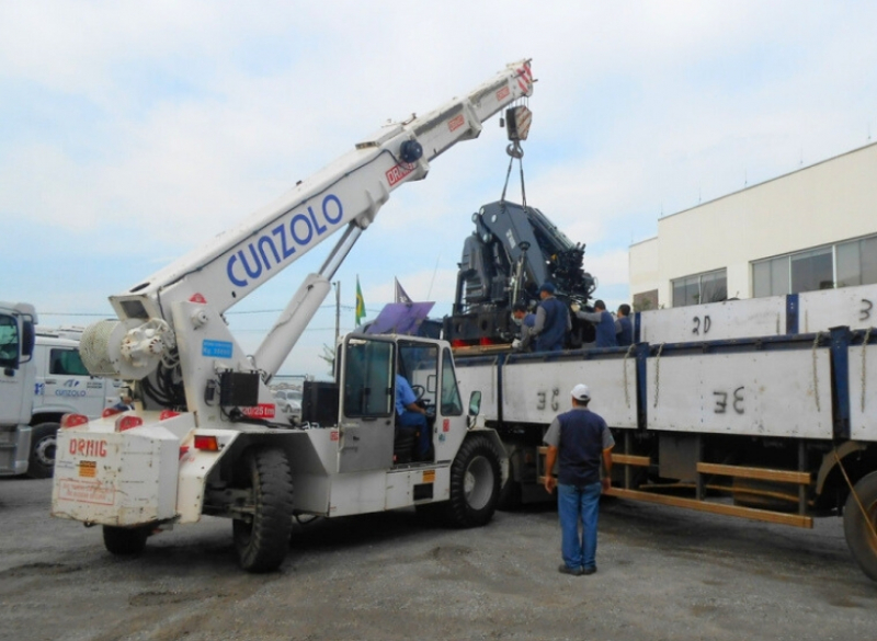 Guindaste Industrial Ormig 20/25 TM Guindaste Industrial Ormig 20/25 TM é o equipamento ideal para remoções industriais e movimentação de cargas. Possui eixos direcionais traseiros e se locomove com a carga içada (suspensa) sobre pneus.