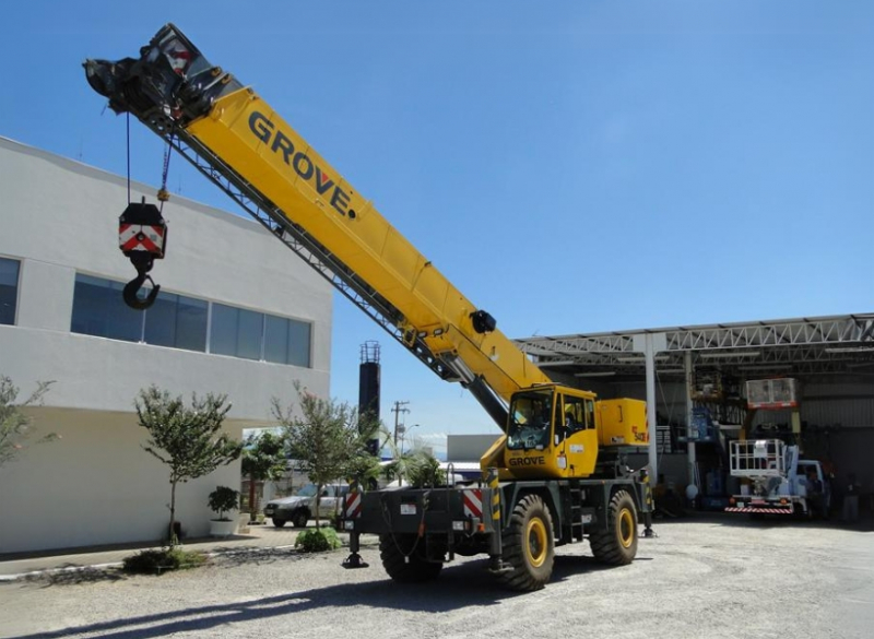 Guindaste Autopropelido Grove RT540 O Guindaste Autopropelido Grove RT540 é um equipamento muito recomendado para movimentação em terrenos acidentados e locais de difícil acesso ou com interferência. Ele possui capacidade de içamento de 35.000 kg a 2,5 metros.