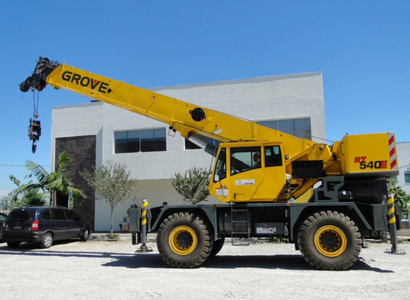 Guindaste Autopropelido Grove RT540 O Guindaste Autopropelido Grove RT540 é um equipamento muito recomendado para movimentação em terrenos acidentados e locais de difícil acesso ou com interferência. Ele possui capacidade de içamento de 35.000 kg a 2,5 metros.