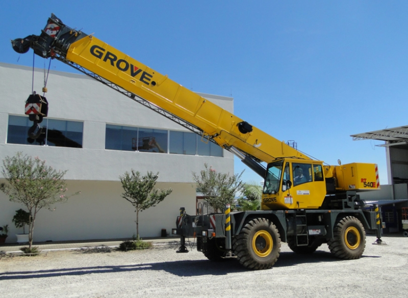 Guindaste Autopropelido Grove RT540 O Guindaste Autopropelido Grove RT540 é um equipamento muito recomendado para movimentação em terrenos acidentados e locais de difícil acesso ou com interferência. Ele possui capacidade de içamento de 35.000 kg a 2,5 metros.