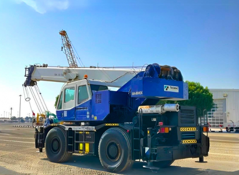 Guindaste Autopropelido Tadano GR 300 EX O Guindaste Autopropelido Tadano GR 300 EX é um equipamento para trabalhos em indústrias e diversos tipos de obra, com o diferencial de tração para acesso em terrenos com inclinação.