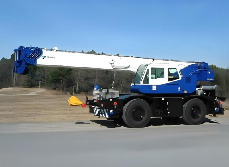 Guindaste Autopropelido Tadano GR 300 EX O Guindaste Autopropelido Tadano GR 300 EX é um equipamento para trabalhos em indústrias e diversos tipos de obra, com o diferencial de tração para acesso em terrenos com inclinação.