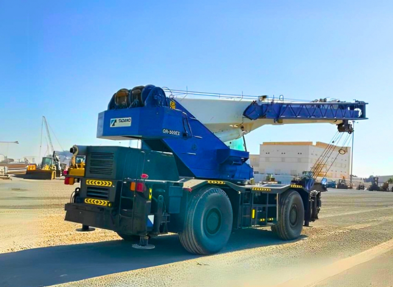 Guindaste Autopropelido Tadano GR 300 EX O Guindaste Autopropelido Tadano GR 300 EX é um equipamento para trabalhos em indústrias e diversos tipos de obra, com o diferencial de tração para acesso em terrenos com inclinação.