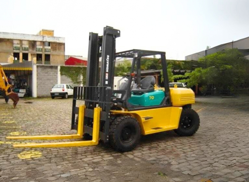 Empilhadeira Komatsu FD70 A Empilhadeira Komatsu FD70 com sistema de freio banhado a óleo, possibilitando utilização mais severa. Possui altura reduzida de 3,08 m.