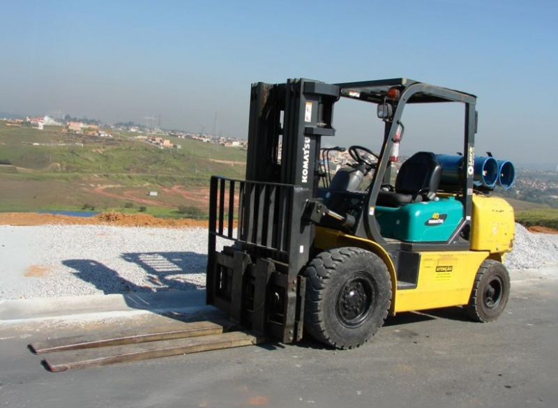 Empilhadeira Komatsu FG40 Triplex A Empilhadeira Komatsu FG40 Triplex é ideal para atividades de indústria e depósitos, pois apresenta dimensões compactas e capacidade de carga de até 4.000 kg.