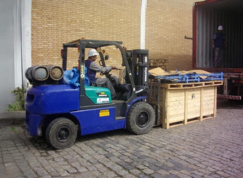 Empilhadeira Komatsu FG40 Triplex A Empilhadeira Komatsu FG40 Triplex é ideal para atividades de indústria e depósitos, pois apresenta dimensões compactas e capacidade de carga de até 4.000 kg.