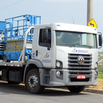 O Caminhão Plataforma PAS 6000 tem uma capacidade de carga para transporte de 6 toneladas e uma caixa de cargas de 7 metros de comprimento.