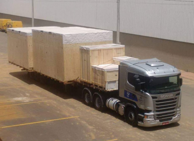 Carreta Carga Seca 03 eixos - Transporte Pesado e Remoções Industriais Esta é a melhor opção para transportar peças de grande volume e menor peso, como peças pré moldadas, tanques, chapas e barras de aço. Esta carreta tem 12,4 metros de comprimento de caixa de carga, podendo chegar até 14m (modelo carga seca longa) e pode transitar em variados tipos de terrenos, com a vantagem de trafegar sem restrição de horário em estradas e rodovias.