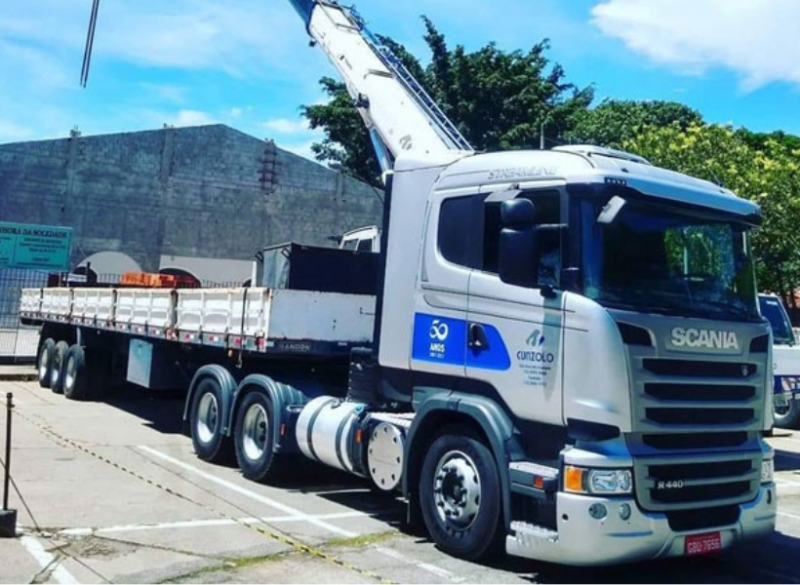 Carreta Carga Seca 03 eixos - Transporte Pesado e Remoções Industriais Esta é a melhor opção para transportar peças de grande volume e menor peso, como peças pré moldadas, tanques, chapas e barras de aço. Esta carreta tem 12,4 metros de comprimento de caixa de carga, podendo chegar até 14m (modelo carga seca longa) e pode transitar em variados tipos de terrenos, com a vantagem de trafegar sem restrição de horário em estradas e rodovias.