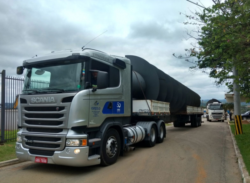 Carreta Carga Seca 03 eixos - Transporte Pesado e Remoções Industriais Esta é a melhor opção para transportar peças de grande volume e menor peso, como peças pré moldadas, tanques, chapas e barras de aço. Esta carreta tem 12,4 metros de comprimento de caixa de carga, podendo chegar até 14m (modelo carga seca longa) e pode transitar em variados tipos de terrenos, com a vantagem de trafegar sem restrição de horário em estradas e rodovias.