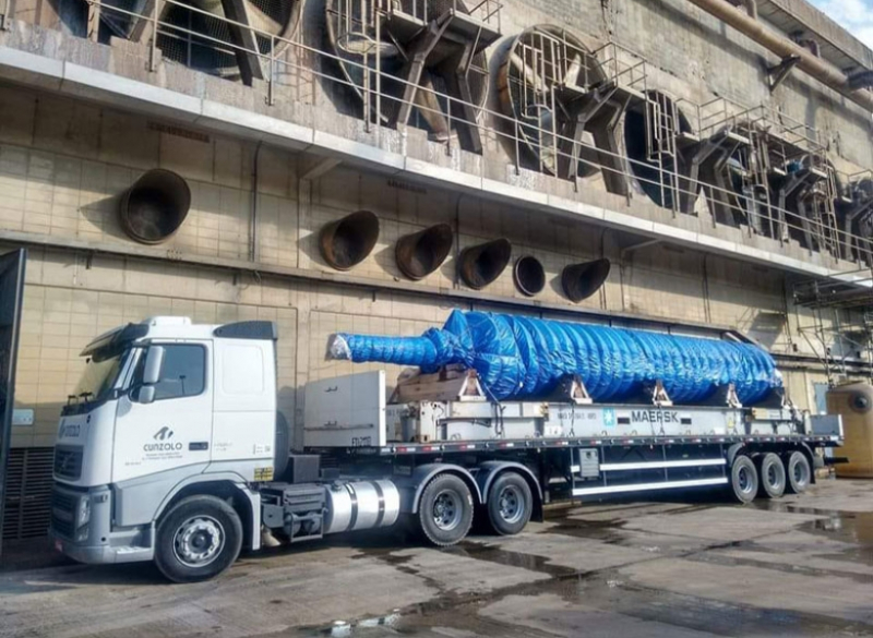 Carreta Carga Seca 03 eixos - Transporte Pesado e Remoções Industriais Esta é a melhor opção para transportar peças de grande volume e menor peso, como peças pré moldadas, tanques, chapas e barras de aço. Esta carreta tem 12,4 metros de comprimento de caixa de carga, podendo chegar até 14m (modelo carga seca longa) e pode transitar em variados tipos de terrenos, com a vantagem de trafegar sem restrição de horário em estradas e rodovias.