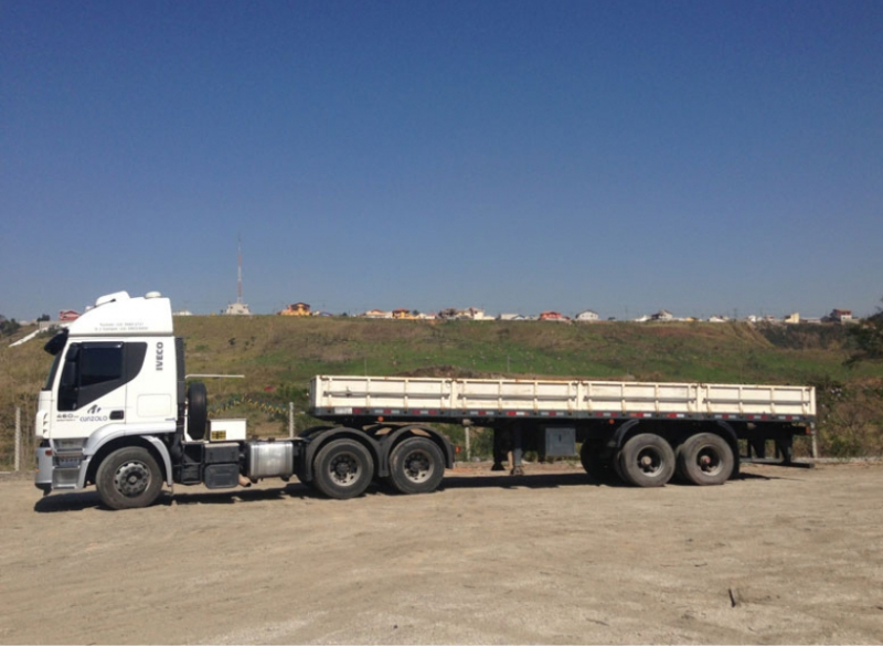 Carreta Carga Seca 03 eixos - Transporte Pesado e Remoções Industriais Esta é a melhor opção para transportar peças de grande volume e menor peso, como peças pré moldadas, tanques, chapas e barras de aço. Esta carreta tem 12,4 metros de comprimento de caixa de carga, podendo chegar até 14m (modelo carga seca longa) e pode transitar em variados tipos de terrenos, com a vantagem de trafegar sem restrição de horário em estradas e rodovias.