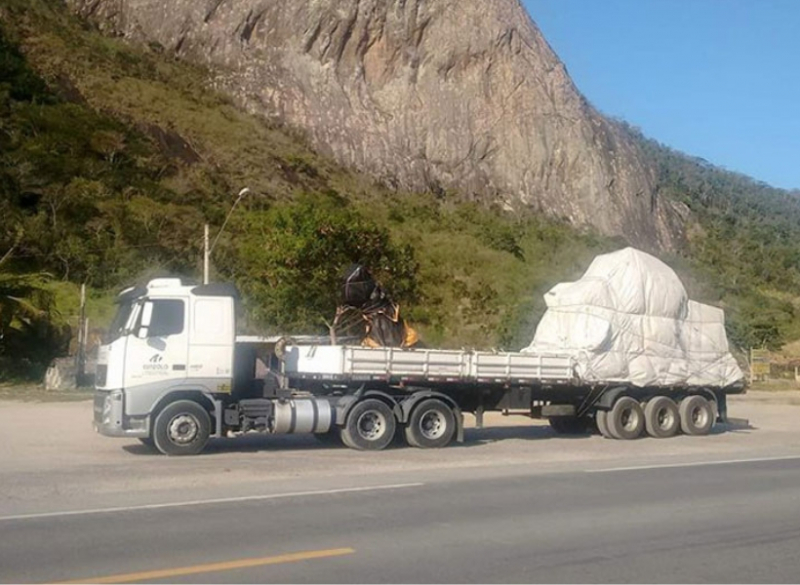 Carreta Carga Seca 03 eixos - Transporte Pesado e Remoções Industriais Esta é a melhor opção para transportar peças de grande volume e menor peso, como peças pré moldadas, tanques, chapas e barras de aço. Esta carreta tem 12,4 metros de comprimento de caixa de carga, podendo chegar até 14m (modelo carga seca longa) e pode transitar em variados tipos de terrenos, com a vantagem de trafegar sem restrição de horário em estradas e rodovias.