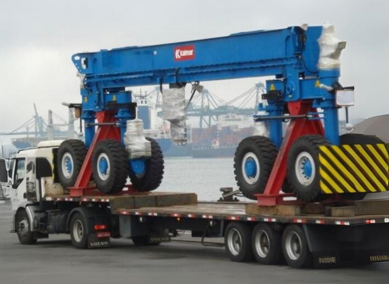 Carreta Carga Seca 3 eixos Rebaixada - Transporte Pesado e Remoções Industriais Devido ao rebaixamento de sua caixa de cargas, a Carreta Carga Seca 3 eixos rebaixada para Transporte Pesado é indicada para peças largas e de grande altura. Sua capacidade total é de 19,5 toneladas com comprimento de 15,44 metros, sendo então muito recomendada para operações de remoções industriais e cargas pesadas.