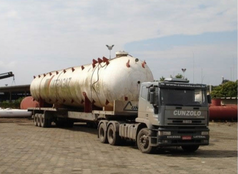 Carreta Extensiva - Transporte Pesado e Remoções Industriais Essa Carreta Extensiva tem capacidade total técnica de 35 toneladas com altura da Caixa de Carga de 1,57 metros, sendo usada em operações de transporte de cargas pesadas, com comprimento total para transporte de cargas até 24m de comprimento.