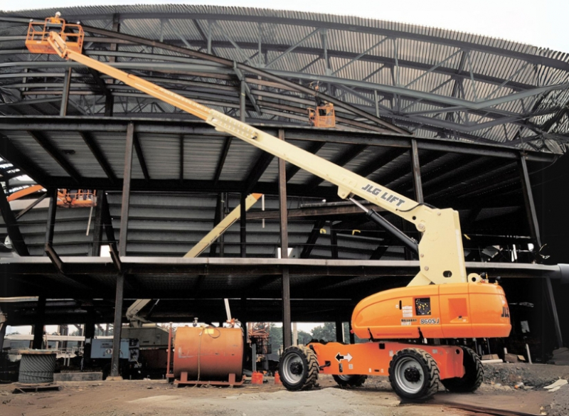 Plataforma com Lança Telescópica JLG 860SJ A Plataforma com Lança Telescópica JLG 860SJ é ideal para quem deseja um trabalho rápido, pois alcança a elevação máxima em menos de 70 segundos.