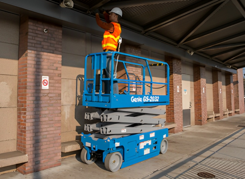 Plataforma Tipo Tesoura - Pantográfica - Genie GS2032 A Plataforma executa operações nos ramos de construção, manutenção e instalação. Tem inclinação de 30% e funciona com energia CA (Corrente Alternada).