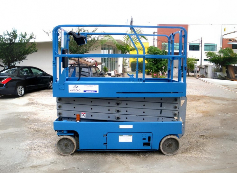 Plataforma Tipo Tesoura - Pantográfica - JLG GS2646 A Plataforma Tipo Tesoura - Pantográfica - JLG GS2646 não emite gases e tem baixo ruído, ideal para ambientes internos. Plataforma com raio de giro pequeno para maior manobrabilidade. Pode ser carregada em tomada comum.