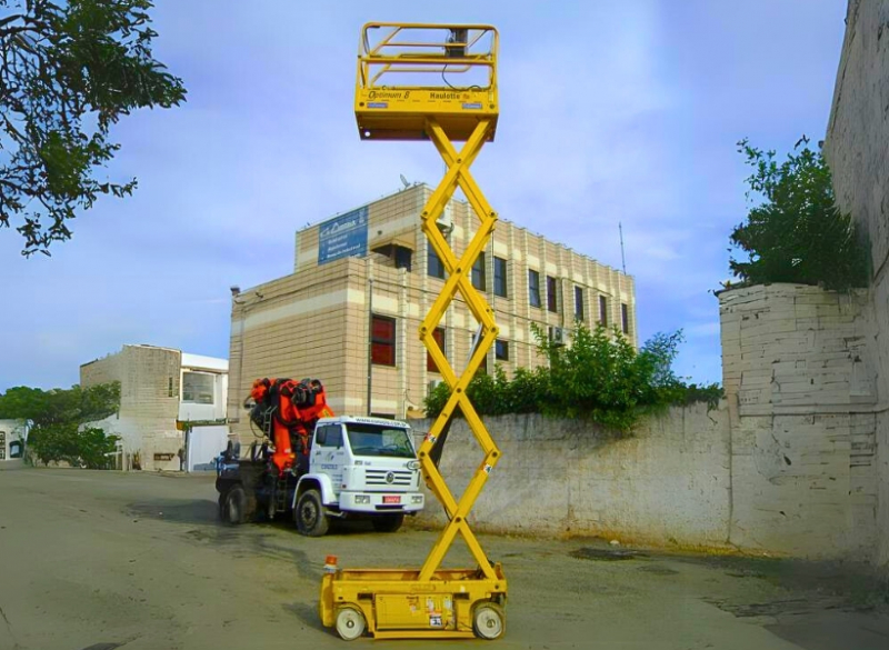 Plataforma Tipo Tesoura - Pantográfica - Haulotte 08 Altura de Trabalho: 7,76m. Capacidade: 2 pessoas - 227 kg. Largura da Plataforma: 0,76 cm.