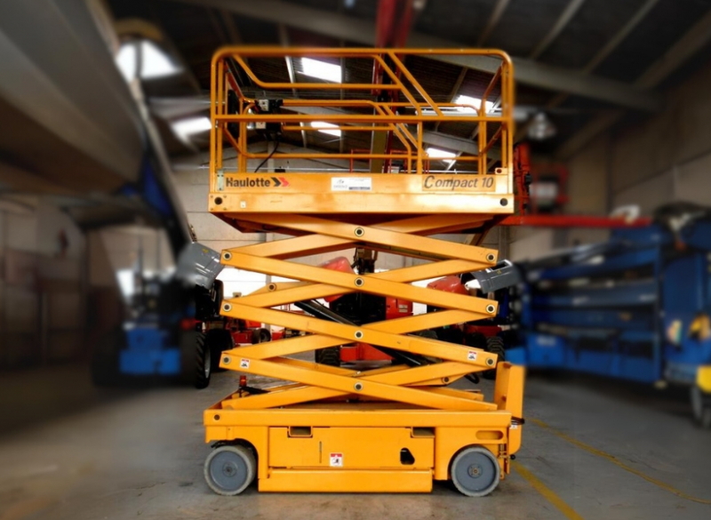 Plataforma Tipo Tesoura - Pantográfica - Haulotte C10 A plataforma Haulotte C10 possui altura de trabalho de até 10,15 metros com capacidade de içamento de até 2 pessoas, totalizando 450kg.