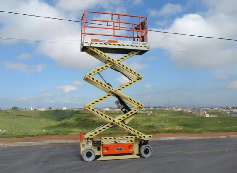 Plataforma (PTA/ PEMT) Tipo Tesoura - Pantográfica - JLG 2030 A plataforma JLG 2030 é a melhor opção para trabalhos em construção, indústrias e manutenção predial, manutenção de fábricas, centros de distribuição, varejistas, teatros, aeroportos, igrejas, parques temáticos e telecomunicações.