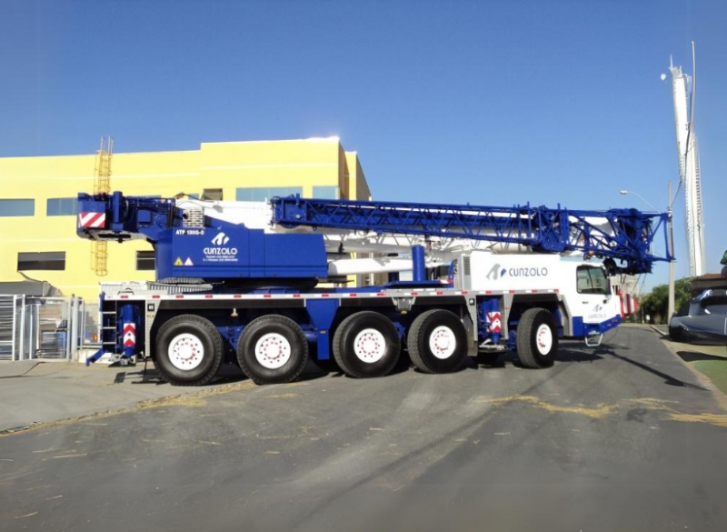 Guindaste Rodoviário Tadano ATF130G-5 O Guindaste Tadano ATF130 é utilizado para diversas situações, desde montagem de estruturas metálicas até montagem de usinas. Devido aos eixos direcionais e suspensão pneumática, possui grande versatilidade de acesso às curvas.