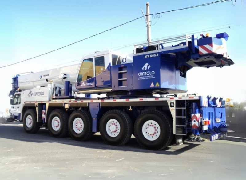 Guindaste Rodoviário Tadano ATF130G-5 O Guindaste Tadano ATF130 é utilizado para diversas situações, desde montagem de estruturas metálicas até montagem de usinas. Devido aos eixos direcionais e suspensão pneumática, possui grande versatilidade de acesso às curvas.