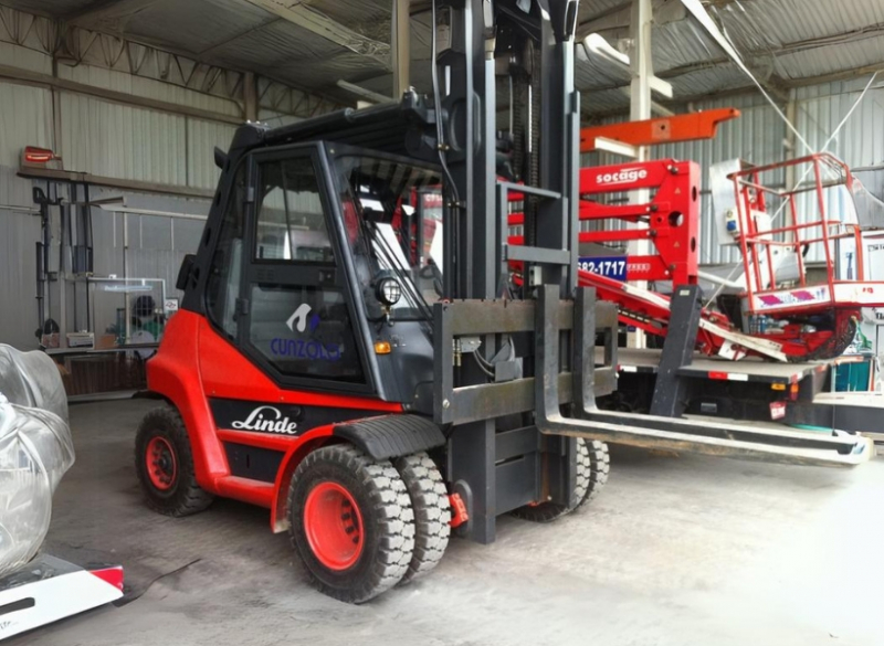 Empilhadeira Linde H80D A Empilhadeira Linde H80D tem boa capacidade de tração, sendo muito utilizada em remoção industrial.