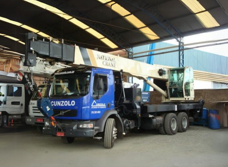 Guindaste Rodoviário Manitowoc National 1400A O Guindaste Rodoviário Manitowoc National 1400A possui sistema sensível à carga que proporciona uma operação do equipamento mais suave.