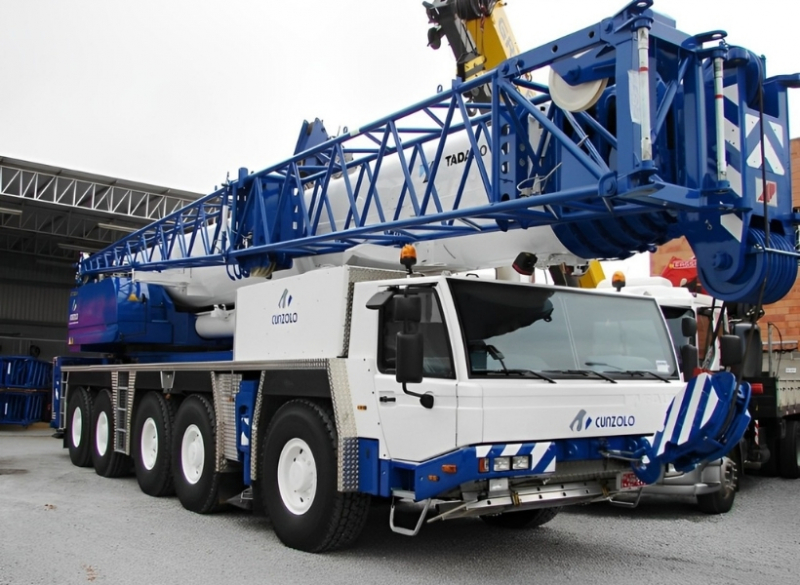 Guindaste Rodoviário Tadano ATF 220G-5 - capacidade para 160 a 275 toneladas O Guindaste Rodoviário Tadano ATF 220 é um equipamento que comporta variadas configurações para atender diversos tipos de operações desde montagem de estrutura metálica até a indústria de pré-moldados.