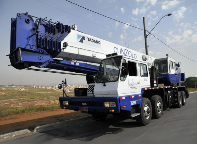 Guindaste Rodoviário Tadano GT 600B O Guindaste Rodoviário Tadano GT 600B possui lança auxiliar (JIB) que abre de baixo para cima, não necessitando de grande espaço lateral para a sua montagem. Equipamento utilizado em todo tipo de terreno.