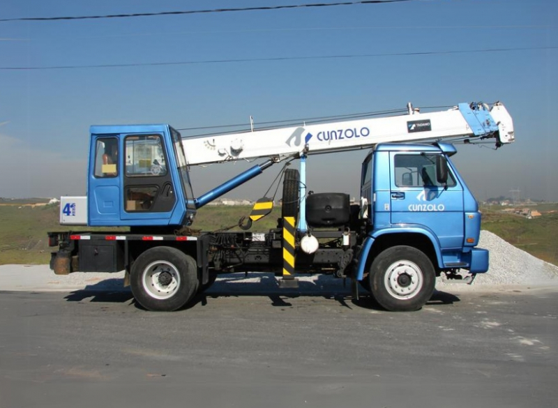Guindaste Rodoviário Tadano TS 75ML O Guindaste Rodoviário Tadano TS 75ML é um equipamento compacto, montado sobre caminhão, ideal para elevação de estruturas metálicas sobre laje devido ao seu peso, e pequenos içamentos de estruturas. Guindaste rodoviário apropriado para utilização interna e externa.