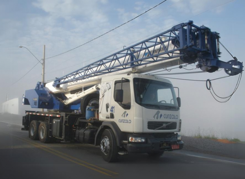 Guindaste Rodoviário Tadano TS 300BR O Guindaste Rodoviário Tadano TS 300BR é montado sobre caminhão e possui uma lança auxiliar JIB de 8 metros que auxilia em atividades que necessitam de um maior alcance.