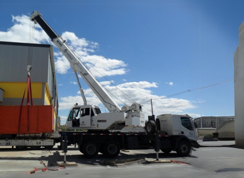 Guindaste Rodoviário Tadano TS 300BR O Guindaste Rodoviário Tadano TS 300BR é montado sobre caminhão e possui uma lança auxiliar JIB de 8 metros que auxilia em atividades que necessitam de um maior alcance.