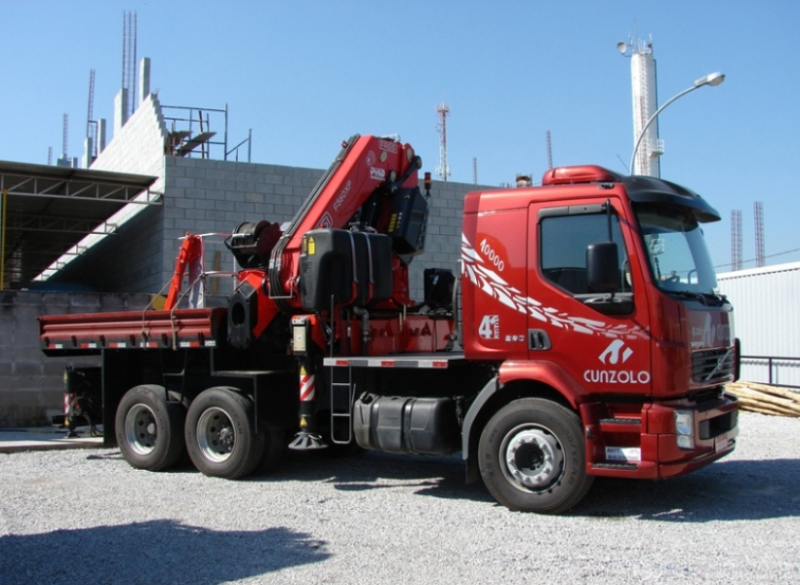Guindaste Articulado Fassi F560 AXP.26 O Guindaste Articulado Fassi F560 AXP.26 (Guindauto) tem lanças hidráulicas comandadas por alavanca localizada entre a carroceria e a cabine. Indicado para o transporte de pequenas cargas, sendo muito utilizado em obras civis e industriais.