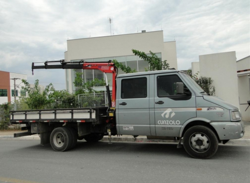 Guindaste Articulado Fassi M30 O Guindaste Articulado Fassi M30 é um guindauto compacto, utilizado para o içamento e transporte de pequenas cargas. Equipamento de comando por alavancas, sendo necessária a proximidade do operador. Seu peso e altura são reduzidos.