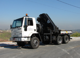 O Guindaste HIAB 500-6 tem capacidade de 18 toneladas e fica acoplado em caminhões. Ao fazer a locação, tenha certeza que seu carregamento, descarregamento de materiais e elevação de cargas serão feitos com segurança, agilidade e eficiência.
