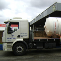 O caminhão Truck para transporte de cargas pesadas tem 3 eixos e uma capacidade total técnica de 14 toneladas.
