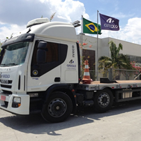 Este caminhão para transporte de cargas pesadas tem uma capacidade útil de 8,90 metros de comprimento e carrega um máximo de 15 toneladas, além de possuir rampa de acesso traseiro em aço com acionamento hidráulico.
